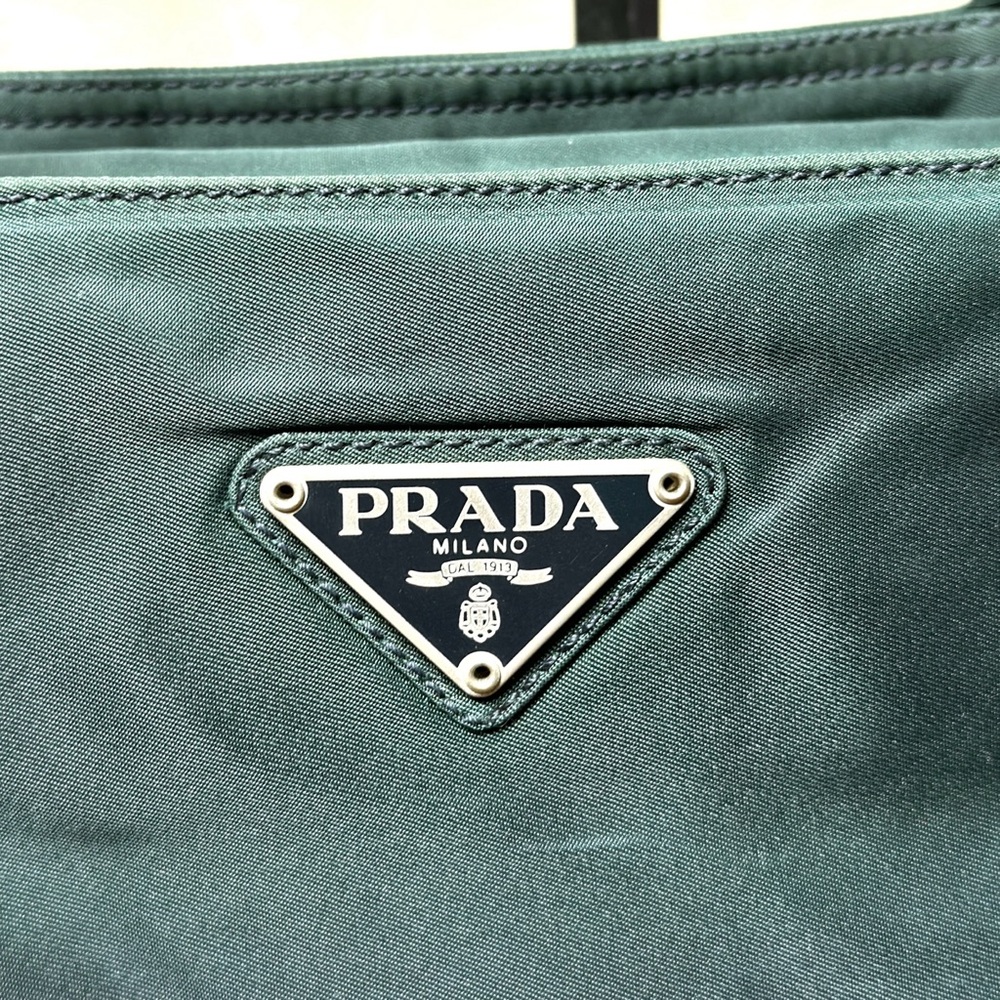 AUTHENTIC Prada tote/handbag. Color: Green. - Picture 8 of 16